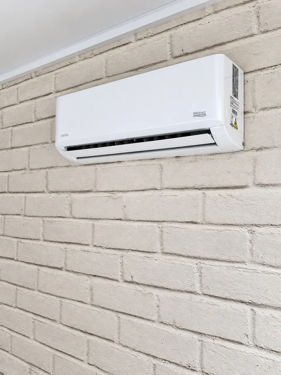 Innengerät einer DIMSTAL Split-Klimaanlage an einer Wand neben einem sonnigen Fenster